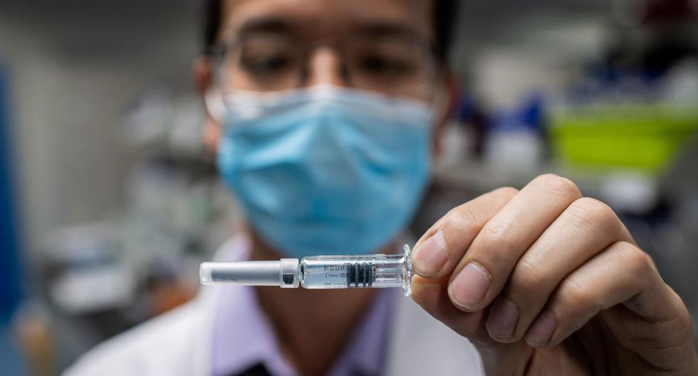 En esta imagen del 29 de abril de 2020, un ingeniero muestra una vacuna experimental para el coronavirus COVID-19 que se probó en el Laboratorio de Control de Calidad en las instalaciones de Sinovac Biotech en Beijing, China. (Foto por NICOLAS ASFOURI / AFP).
