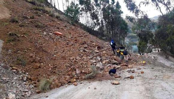 El fuerte temblor provocó  el desprendimiento de rocas y tierra en la carretera que une a las localidades de Huari y Antonio Raimondi (Foto: Julio Villanueva)
