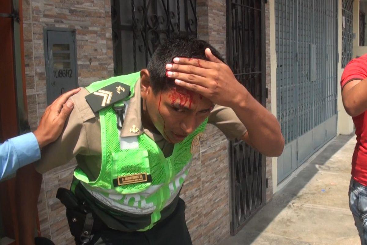 El agente policial resultó durante un operativo contra el transporte informal. (Municipalidad de Surco)