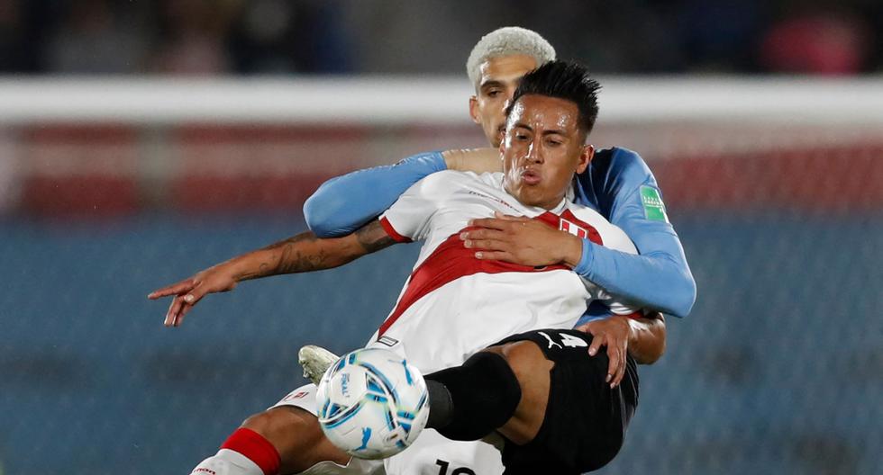 Christian Cueva, uno de los bastiones de la selección peruana, lucha el balón con Ronald Araujo en uno de los duelos que dejó el Perú vs. Uruguay en Montevideo. (AFP)