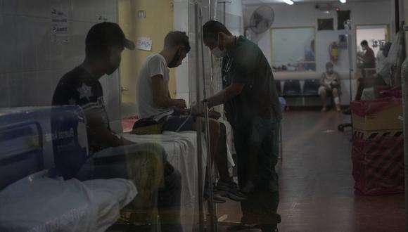 Algunos de los jóvenes que consumieron la cocaína adulterada son atendidos en un hospital de Buenos Aires. Hasta el momento, esta droga ha matado a 23 personas.  (AP Photo/Rodrigo Abd)