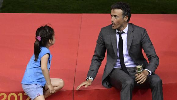 Una imagen del recuerdo, Luis Enrique con su hija en una celebración cuando dirigía al Barcelona. (Foto: AFP)