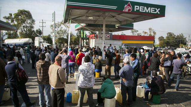México | Las interminables por conseguir gasolina provocadas por la escasez de combustible en el país. (AFP)
