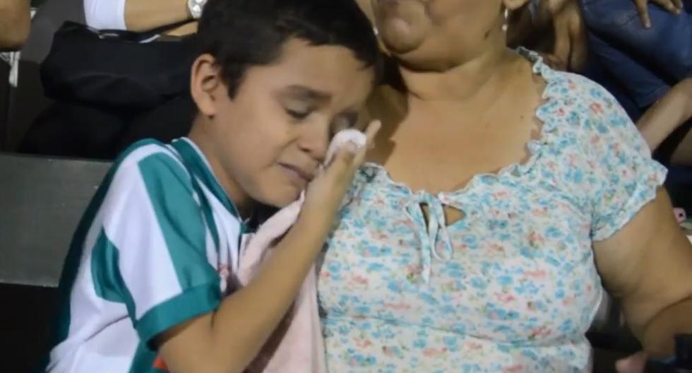 Niño llora porque su equipo pierde ante el Cerro Porteño. (Foto: Captura)