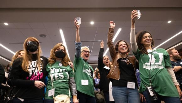 Los partidarios del derecho al aborto celebran ganar el referéndum para consagrarlo en la Constitución de Ohio, el 7 de noviembre de 2023. (Foto de Megan JELINGER / AFP).