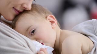 OMS recomienda a madres lactantes con COVID-19 que sigan amamantando a sus hijos 