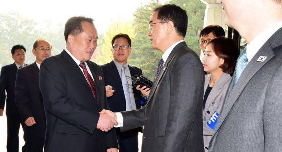 Cho Myoung-gyon, ministro de Unificación de Corea del Sur y el delegado principal y el presidente del Comité para la Reunión Pacífica, Ri Son-gwon, antes de sus conversaciones de alto nivel en Panmunjeom. (Foto: EFE)