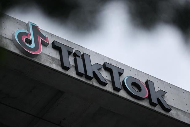 El logotipo de TikTok se muestra fuera de las oficinas de la empresa de aplicaciones en Culver City, California, el 16 de marzo de 2023. (Foto de Patrick T. Fallon / AFP).
