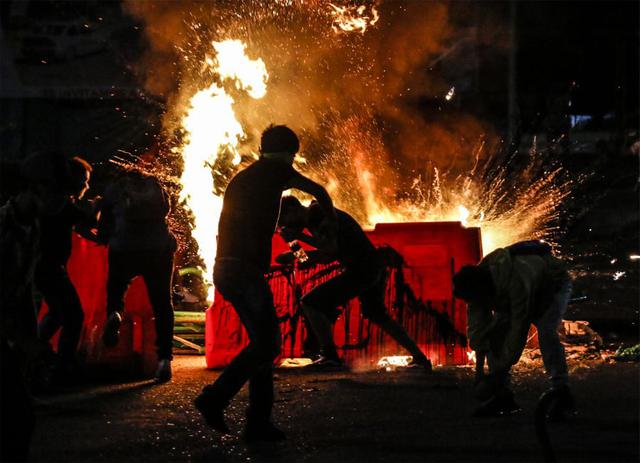 Manifestantes prenden fuego a una barricada durante una protesta contra la brutalidad policial en Cúcuta, en la frontera de Colombia con Venezuela. (Foto: Schneyder MENDOZA / AFP).