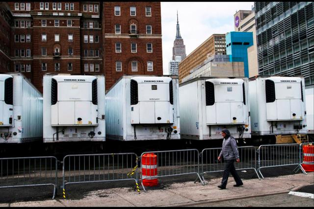 Camiones frigoríficos para almacenar los cuerpos de los muertos por coronavirus. (Foto: Twitter)