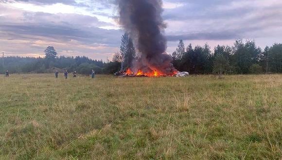 Los restos de un avión en llamas cerca de la aldea de Kuzhenkino, en la región de Tver. Un avión privado se estrelló en la región de Tver en Moscú y el jefe de Wagner, Yevgeny Prigozhin, estaba en la lista de pasajeros, dijeron agencias rusas el 23 de agosto de 2023. (Foto: TELEGRAM/ @grey_zone / AFP).