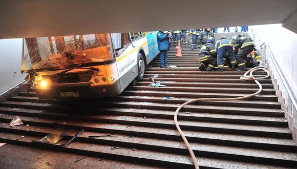 Autobús arrolla a una multitud en Moscú: hay al menos 5 muertos. (Foto: AP).