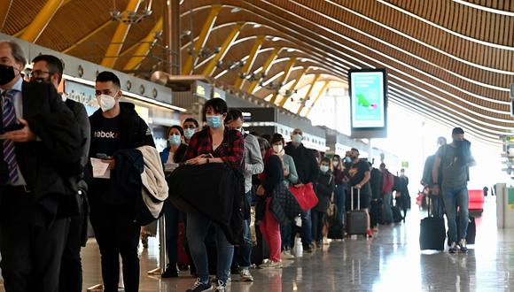 Decenas de pasajeros hacen cola para pasar controles adicionales a los habituales, por la pandemia de coronavirus, en la terminal T4 del aeropuerto de Adolfo Suárez-Barajas de Madrid a finales del año pasado. (Foto: EFE)