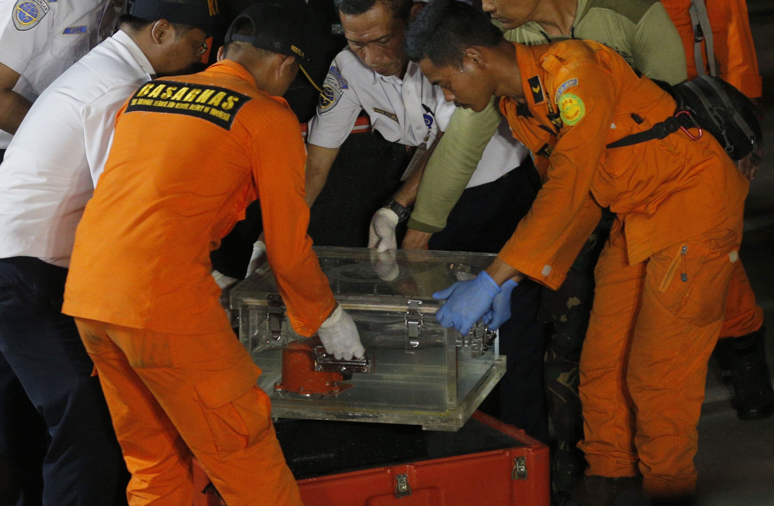 Caja que contiene el registrador de datos de vuelo del avión Lion Air. | Foto: AFP