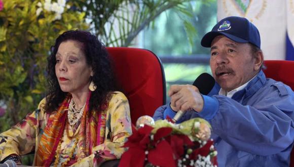 El presidente de Nicaragua, Daniel Ortega (der.), hablando junto a su esposa y vicepresidenta, Rosario Murillo (izq.), durante un mensaje de televisión sobre las elecciones generales, en Managua, Nicaragua, el 7 de noviembre del 2021.