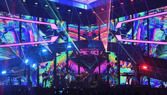 Chris Martin de Coldplay cantando con The Chainsmokers durante los Brit Awards 2017. (Fuente: AFP)