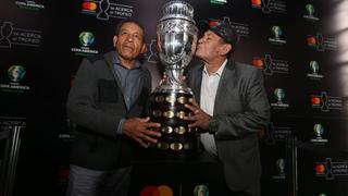 Héctor Chumpitaz y Hugo Sotil se reencontraron con el trofeo de la Copa América [FOTOS]