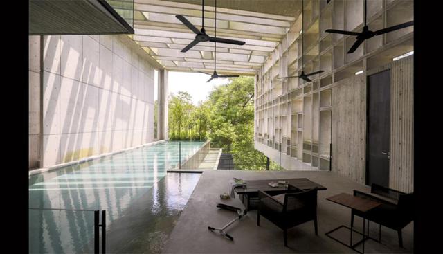 Esta piscina es todo un lujo. Se amolda a la estructura de la casa y genera una conexión con la naturaleza exterior. (Foto: WHBC Architects)