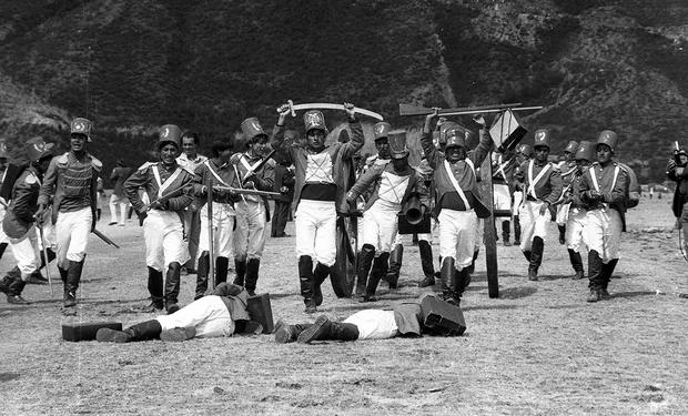 Ayacucho, 9 de diciembre de 1974. Los estudiantes de secundaria huamanguinos escenificaron la batalla con tal entusiasmo que el montaje se vio teñido de un auténtico realismo. (Foto: Jorge Angulo / GEC Archivo Histórico) 