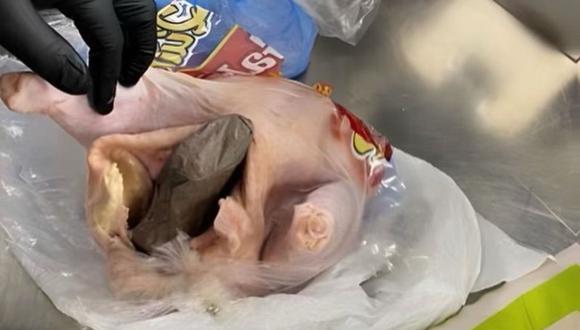 La gallina, que estaba desplumada y lista para cocinar dentro de una bolsa de plástico, fue confiscada junto a la pasajera que intentó meterla en el avión. (Foto de Twitter | @TSA)