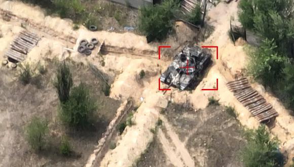 Los pilotos de drones localizan un objetivo ruso y envían sus coordenadas a la unidad de artillería.