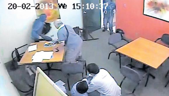 Una cámara de seguridad registró el crimen en sala de firmas. (Captura de video)