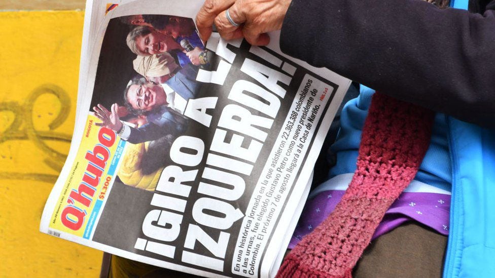 Newspaper cover reviews Gustavo Petro's victory as Colombian president in 2022. (GETTY IMAGES).