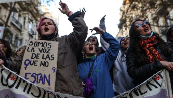 Miles de mujeres marchan bajo la consigna "ni una menos" en conmemoración de los siete años de la creación de este colectivo feminista, hoy en Buenos Aires (Argentina).