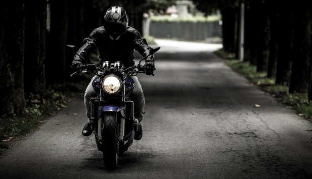 La imprudencia de un motociclista terminó costándole caro. (Foto: Pixabay/Referencial)