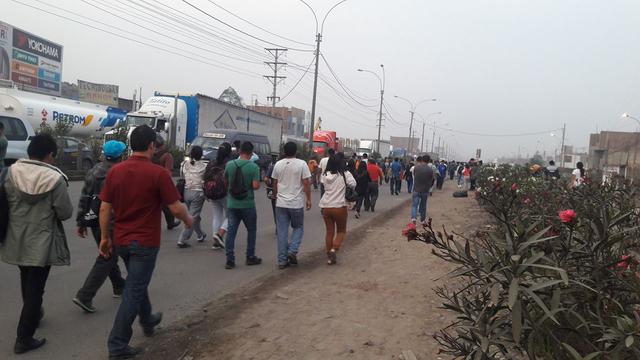 Esta mañana decenas de vecinos de Carapongo protestan por la falta de obras de prevención. (Foto: Roger Zuzunaga / El Comercio)