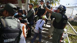 Policía de Venezuela detiene a los que toman fotos de las colas