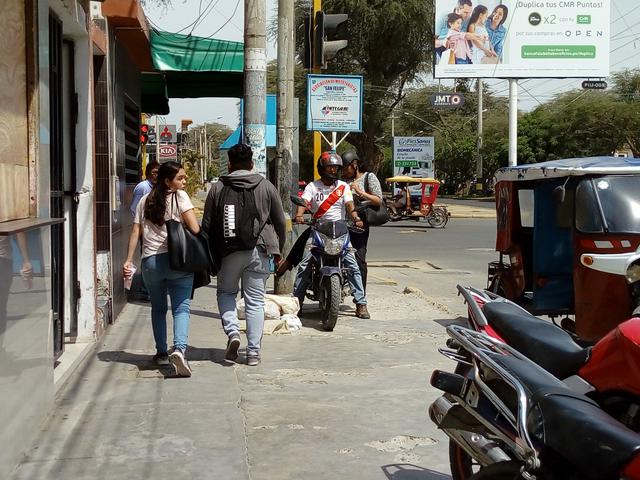 Servicio ilegal de taxi en moto tiene más de 15 años de funcionamiento en Piura. (Foto: Ralph Zapata)