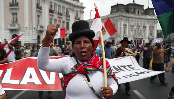 Manifestantes participan en la "toma de Lima", en Lima (Perú).