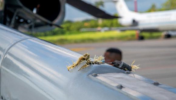 Imagen difundida por la Presidencia de Colombia que muestra agujeros de bala en el helicóptero que transportaba al presidente Iván Duque. (COLOMBIAN PRESIDENCY / AFP).