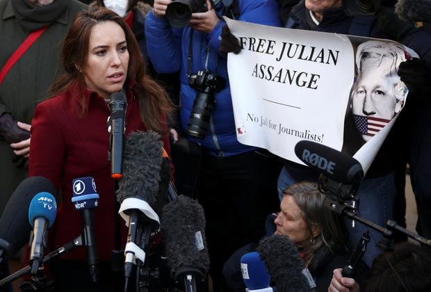 December 10, 2021: Stella Morris, Julian Assange's girlfriend and mother of two of his children, talks to the press after learning of the British court's ruling to allow extradition to the United States.  REUTERS / Henry Nicholls