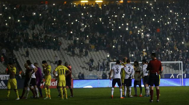 Europa League: así se vio estadio iluminado con celulares - 1