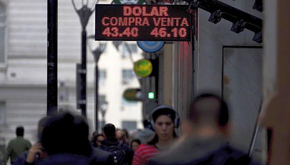 El dólar se cotizaba a&nbsp;44,80 pesos en la plaza mayorista de Argentina este martes. (Foto: AP)