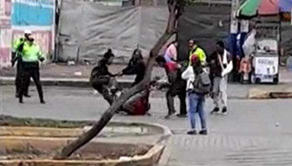 Dos ciudadanos venezolanos y tres colombianos se enfrentaron violentamente en plena vía pública. (Foto: Captura/América Noticias)
