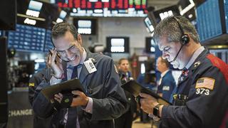 Wall Street cierra con fuertes pérdidas y Dow Jones ve caída récord de 1.190 puntos