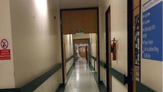 Joven capta escalofriante foto en corredor de hospital ingles