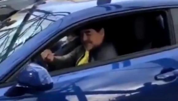Diego Armando Maradona, técnico de los Dorados de Sinaloa, recibió un auto como regalo. (Foto: Captura).