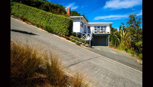 Baldwin Street en Dunedin, Nueva Zelanda,tiene 350 metros de largo y por cada casi tres metros transitados se asciende un metro de altura.(Foto: Shutterstock)