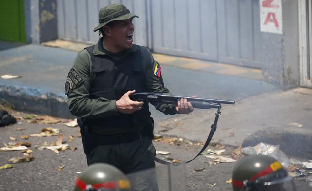 Impiden el ingreso a Venezuela de camiones con ayuda humanitaria de Estados Unidos desde Colombia. (AP).