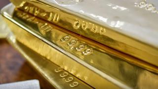 Precio del oro opera estable mientras inversores esperan datos de inflación en EE.UU.