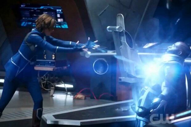 Lyla, poseída por el Anti-Monitor vence al Monitor (Foto: The CW)