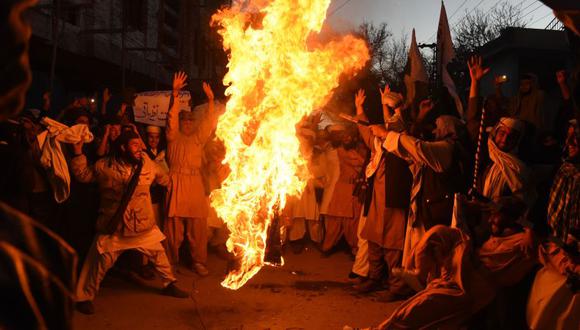 Manifestantes paquistaníes queman la bandera de Estados Unidos en una protesta en Quetta. (Foto: AFP)