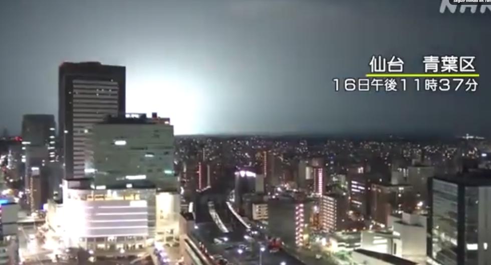 El cielo se ilumina durante el fuerte terremoto de magnitud 7,3 que sacudió Japón. (Captura de video).