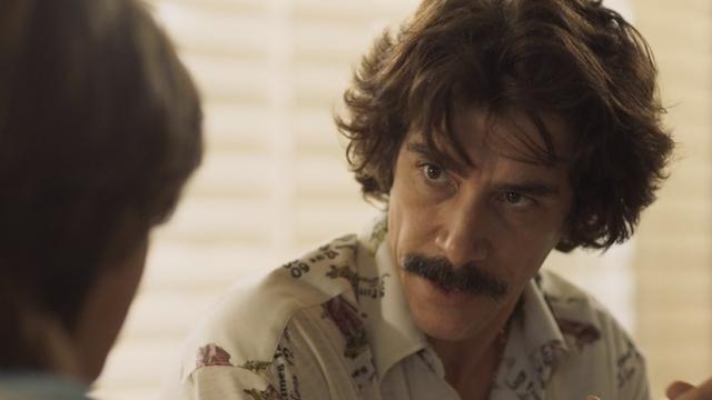 Luis Miguel y su padre, Luisito Rey, cantaron un tema juntos. Si este fuera el primer episodio de a serie, parecería que el mánager sería incapaz de hacerle daño al niño. (Foto: Netflix)