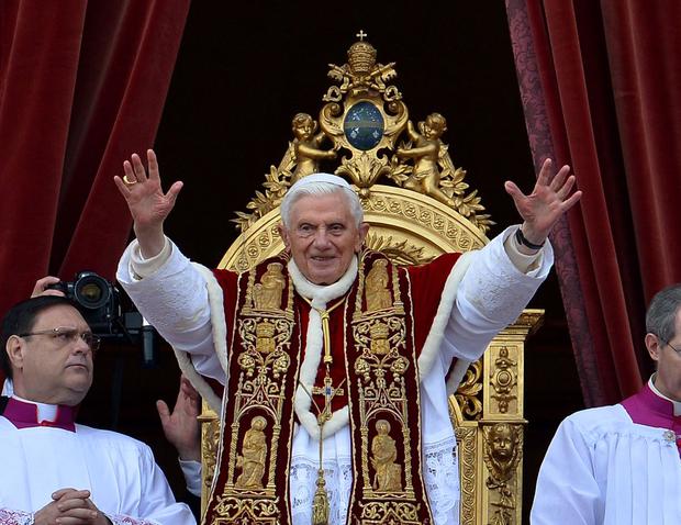 El Papa Benedicto XVI entrega su tradicional bendición navideña "Urbi et Orbi" desde el balcón de la Basílica de San Pedro en el Vaticano el 25 de diciembre de 2012. (AFP PHOTO / VINCENZO PINTO).