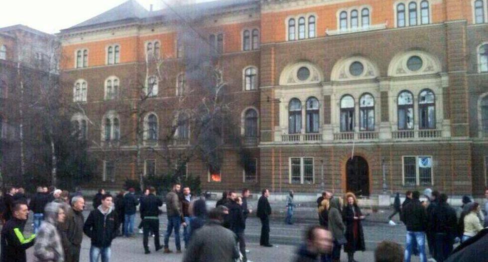 Varios edificios gubernamentales han sido incendiados por los manifestantes. (Foto: @AbdMalekHussin)